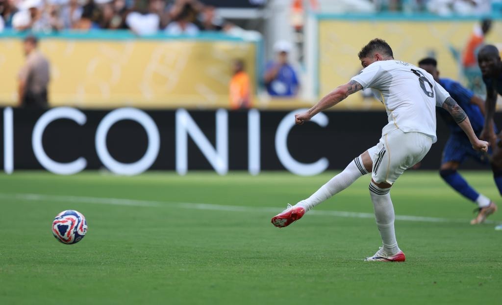 封烟呢？荷甲阿贾克斯vs格罗宁根因为烟雾太大被终止